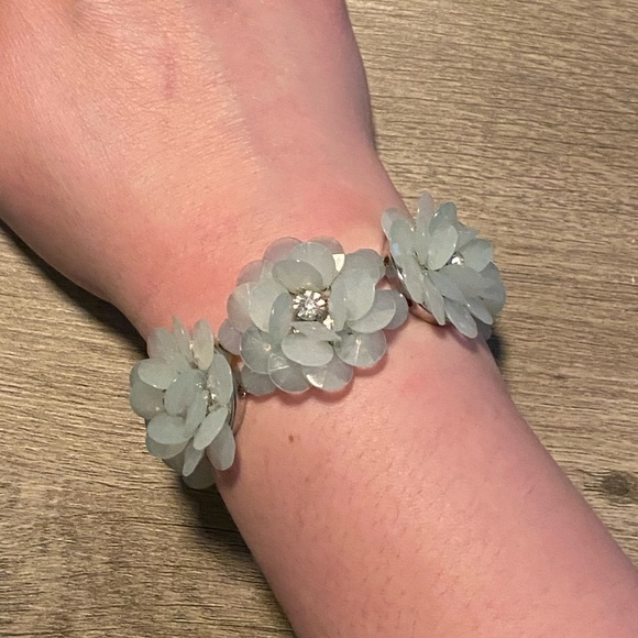Stretchy Floral Bracelet - Picture 1 of 6